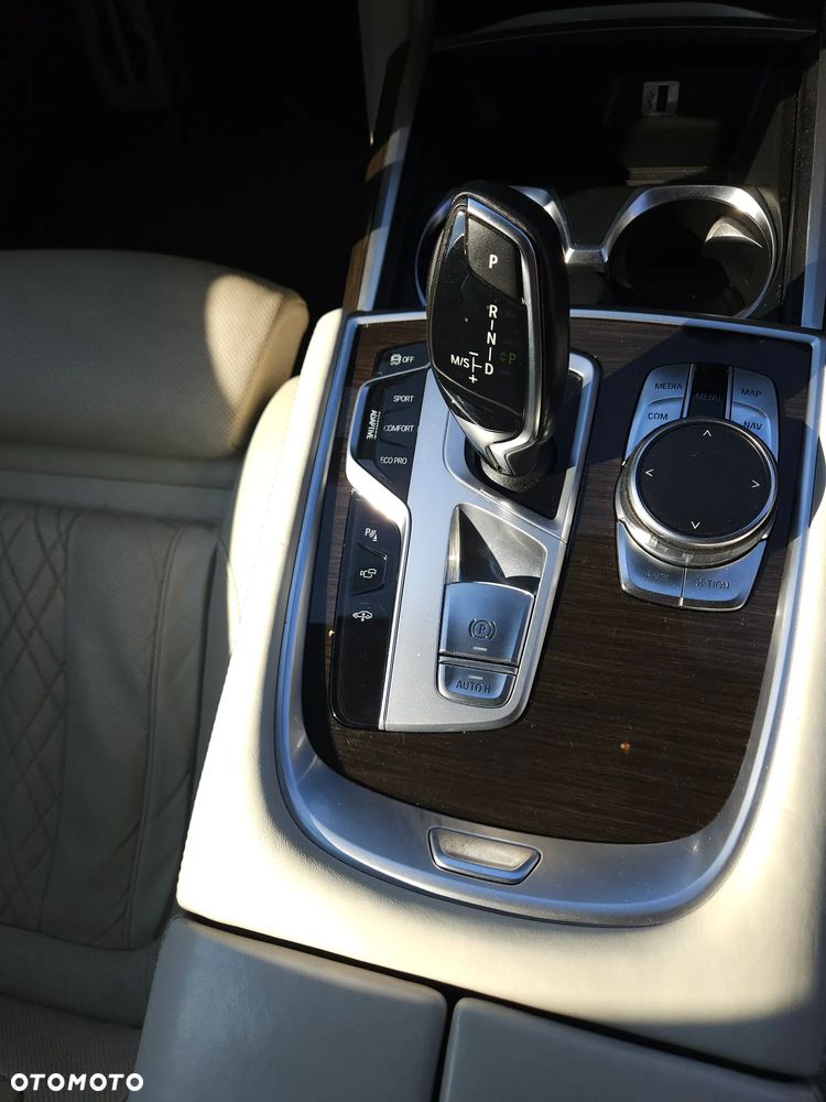 BMW Seria 7 750i xDrive - 33