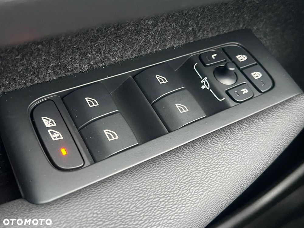 Volvo XC 40 B4 AWD Ultimate Dark - 25