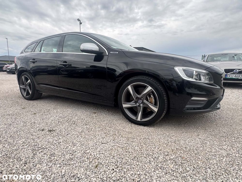 Volvo V60 D6 AWD Plug-in Hybrid R-Design Momentum - 9