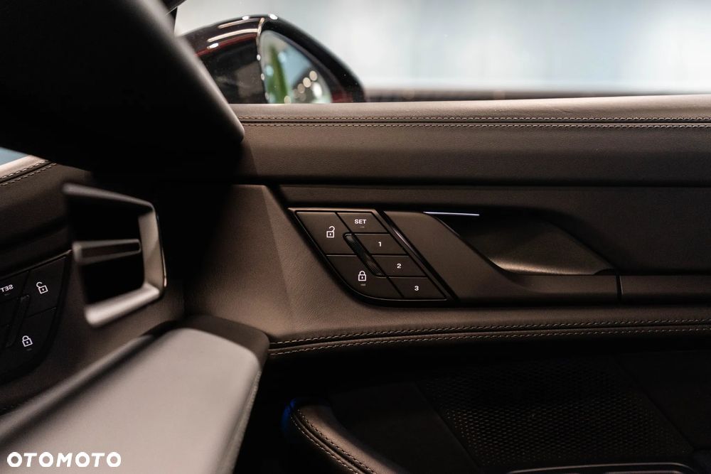 Porsche Taycan 105kWh 4 Black Edition - 32