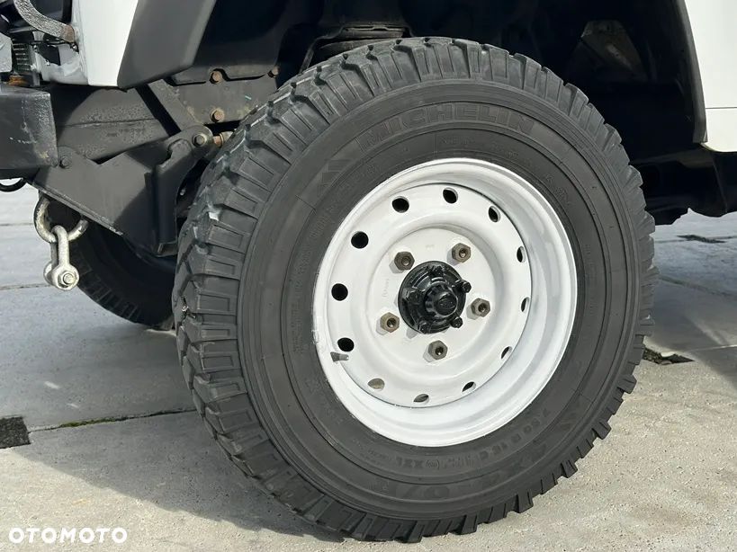 Land Rover Defender - 36