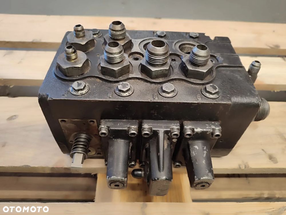 Rozdzielacz hydrauliczny 161B0014 319D28348 Fermec 965 - 6