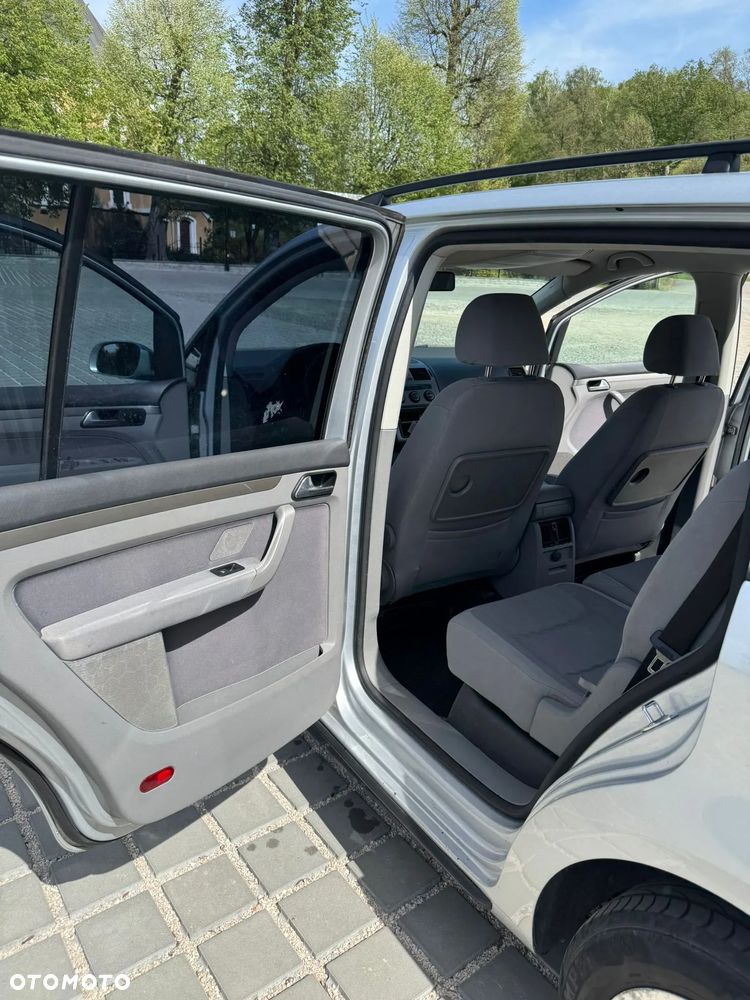 Volkswagen Touran - 10