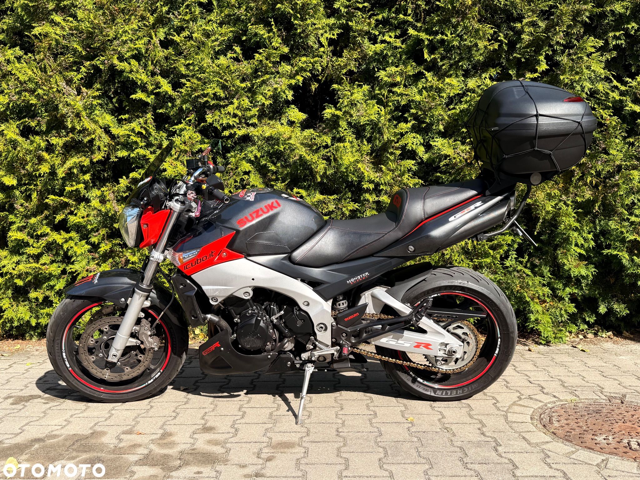Suzuki GSR - 1