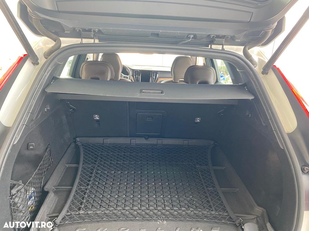 Volvo XC 60 B4 MHEV AT8 AWD Momentum Pro - 9