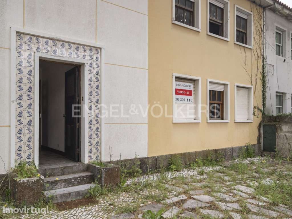 Moradia T6 de 330m² para remodelação em Benfica - Grande imagem: 2/31