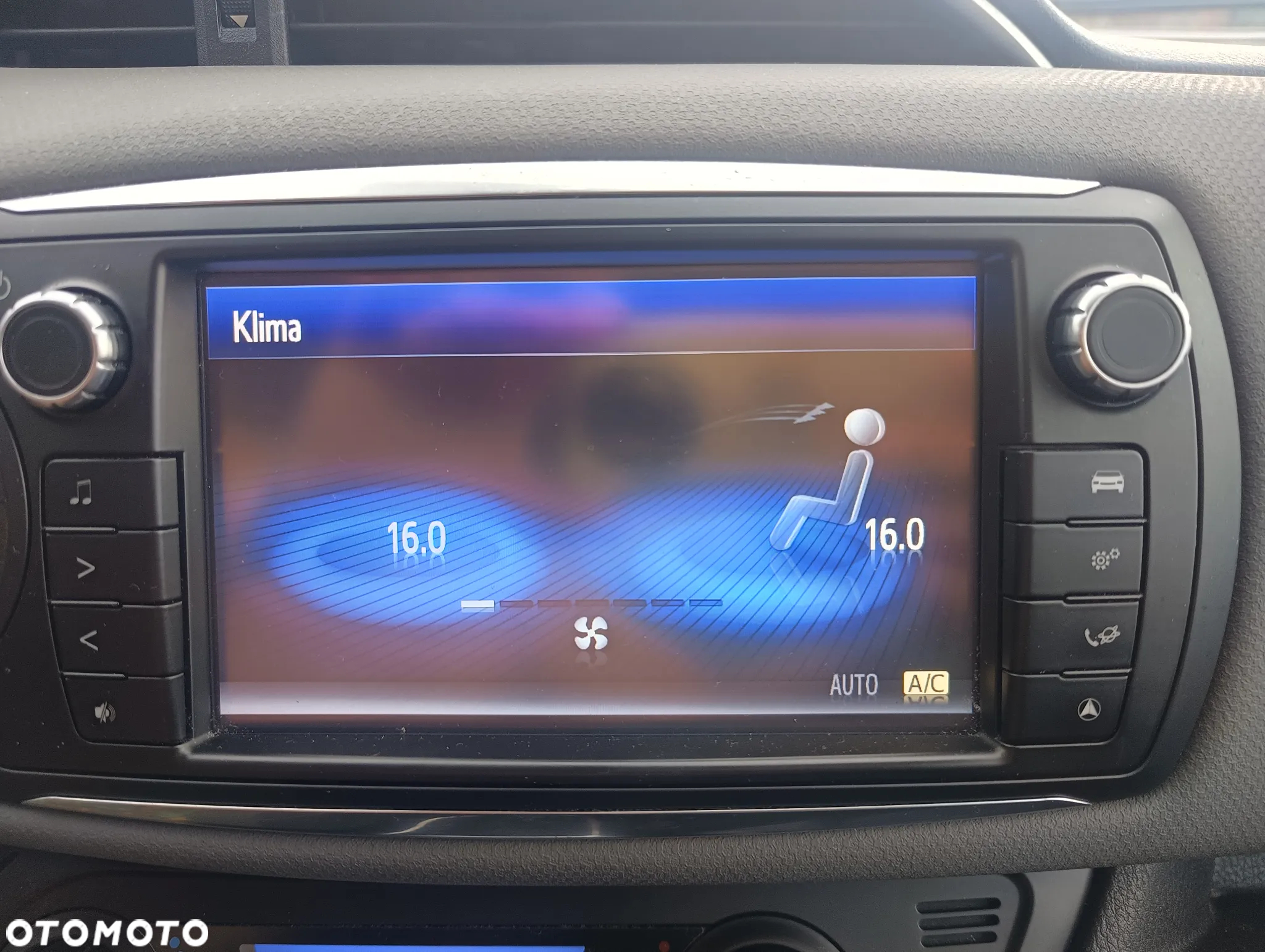 Toyota Yaris Hybrid 100 Premium - 19