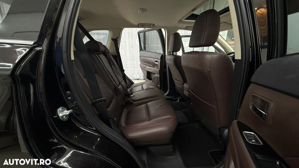 Mitsubishi Outlander 2.0 4WD Plug-In Hybrid - 19