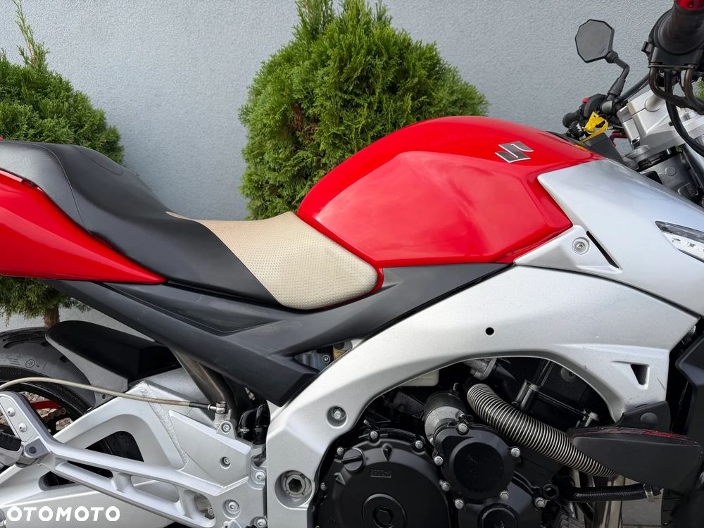 Suzuki GSR - 19