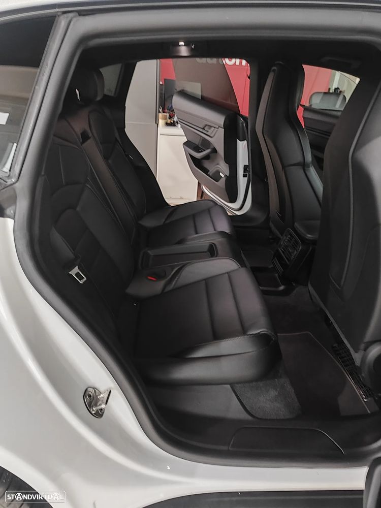 Porsche Taycan Cross Turismo 4 - 19