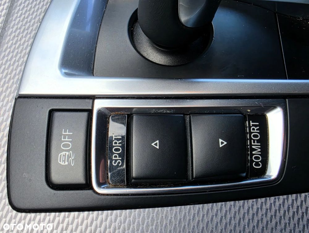 BMW Seria 5 525d xDrive - 29