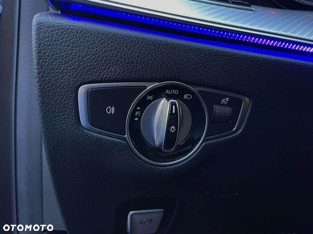 Mercedes-Benz Klasa E 220 d 4-Matic 9G-TRONIC - 33