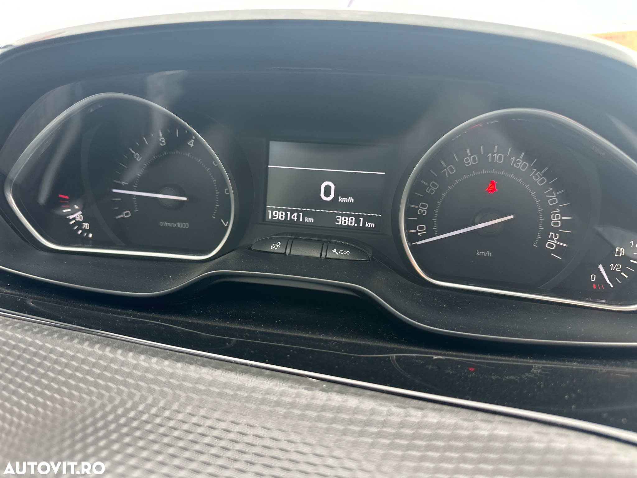 Peugeot 2008 1.2 L PureTech Turbo S&S Allure - 14
