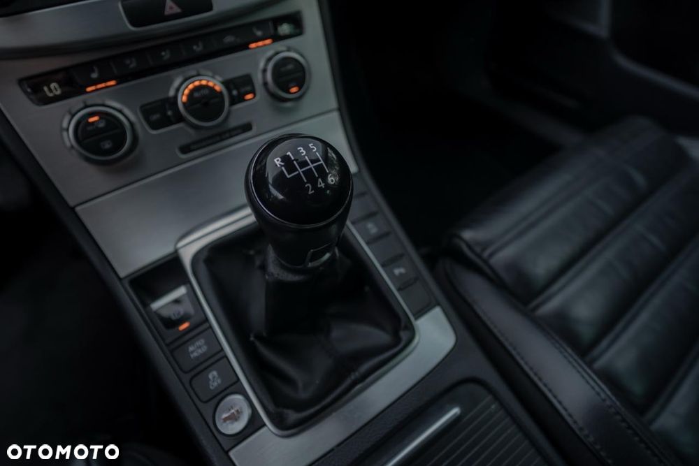 Volkswagen Passat 2.0 TDI Highline - 11