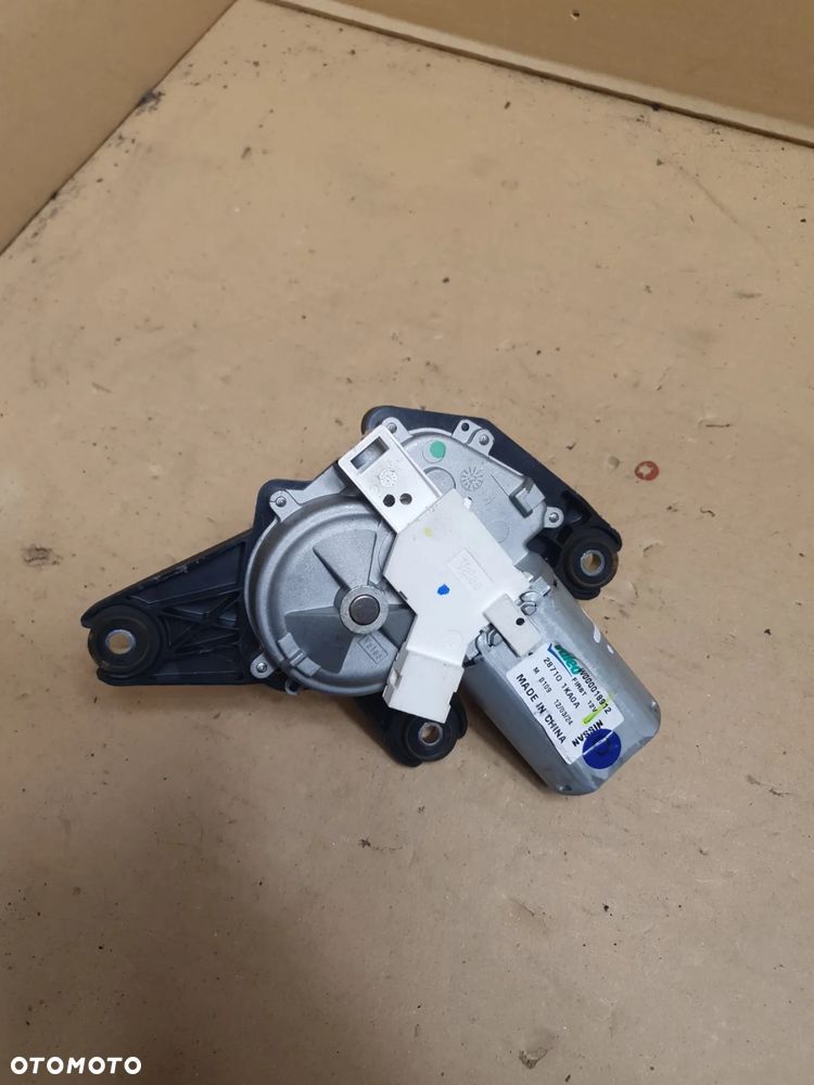 2011 NISSAN JUKE SILNIK WYCIERACZEK TYŁ W000018912 - 1