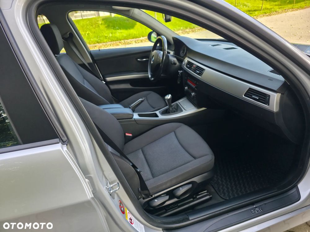 BMW Seria 3 318i Touring - 18