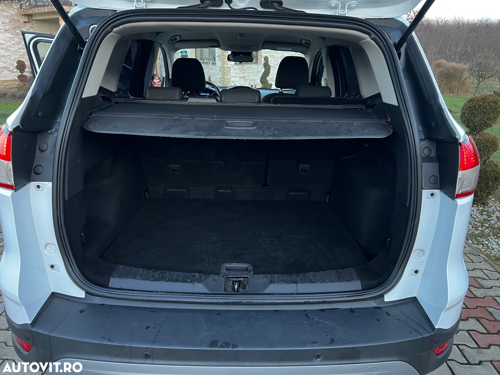 Ford Kuga 2.0 TDCi 2WD ST-Line - 34