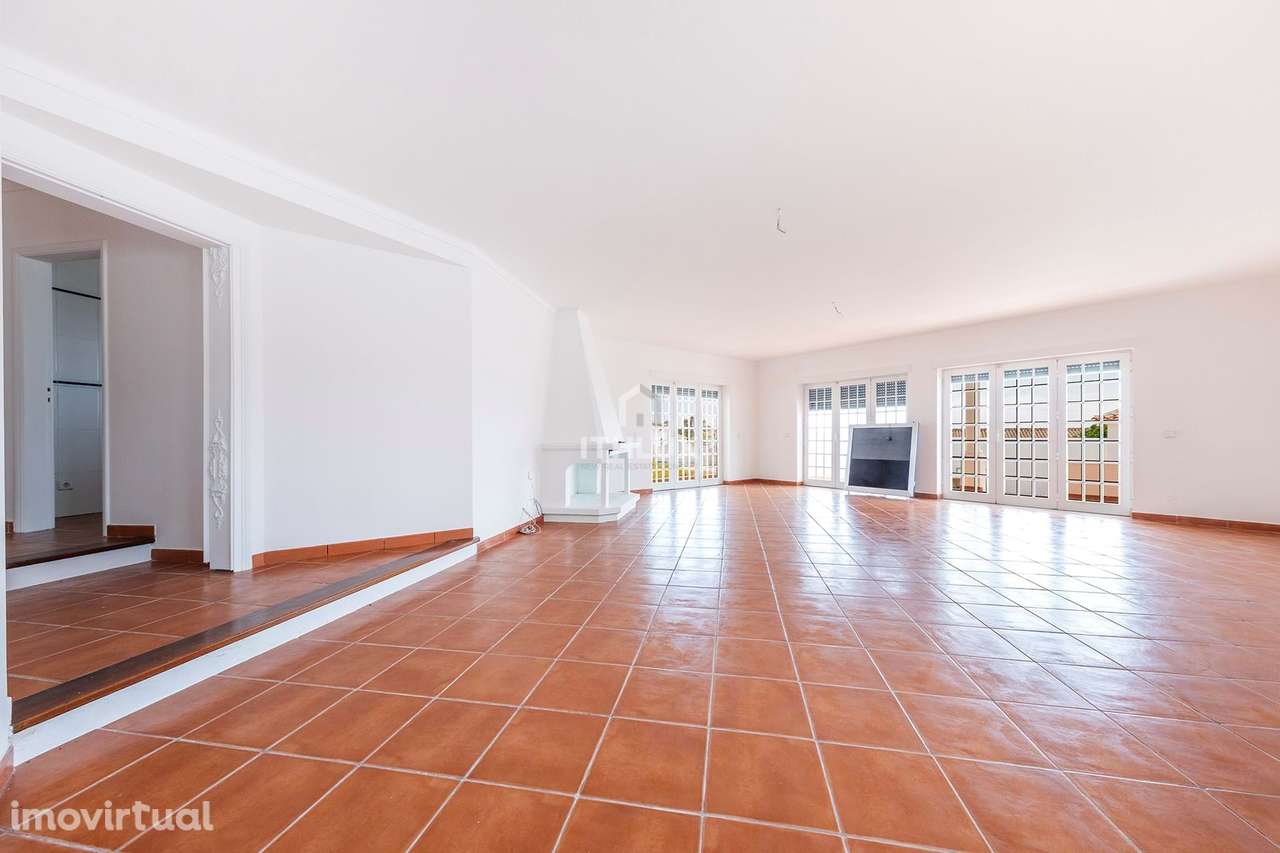 Moradia com piscina, jardim e garagem multifuncional - Grande imagem: 3/26