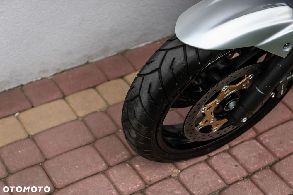Suzuki GSR - 9
