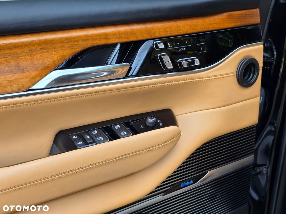 Jeep Grand Wagoneer - 25