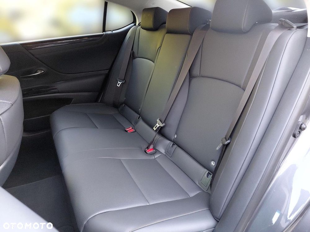 Lexus ES 300h Business Edition - 24