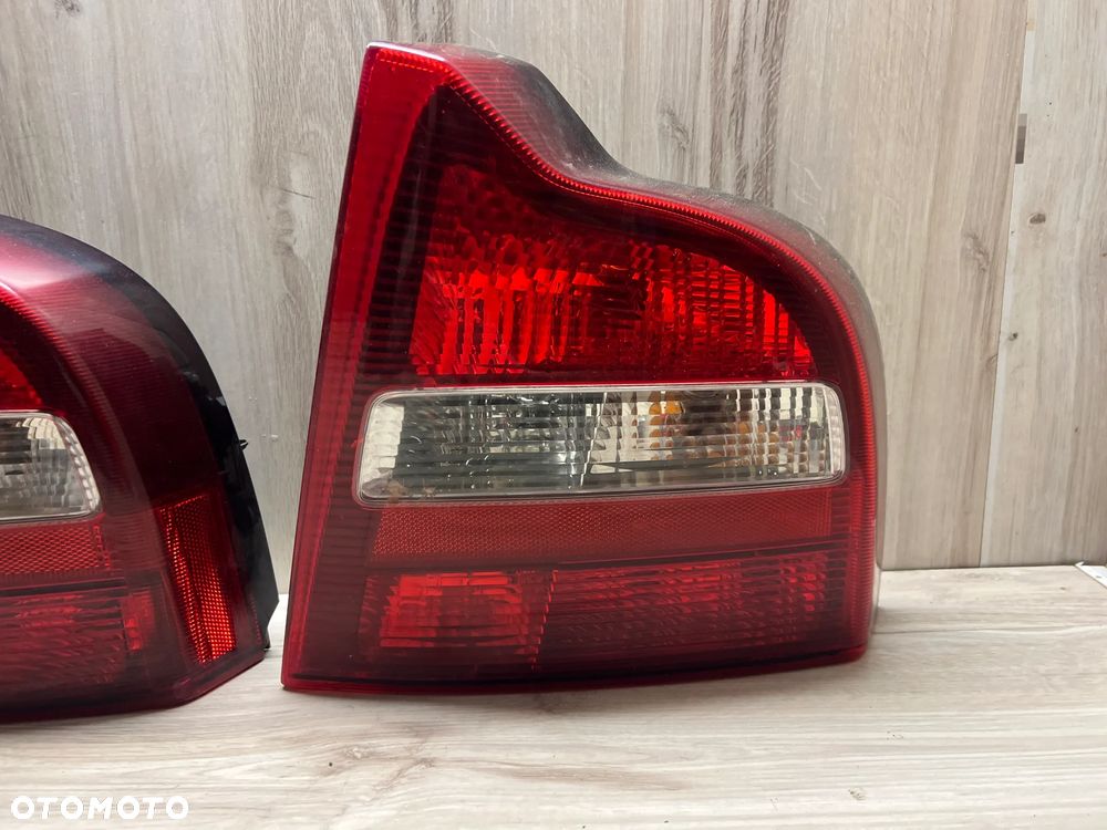 LAMPA TYLNA PRAWA VOLVO S80 - 1