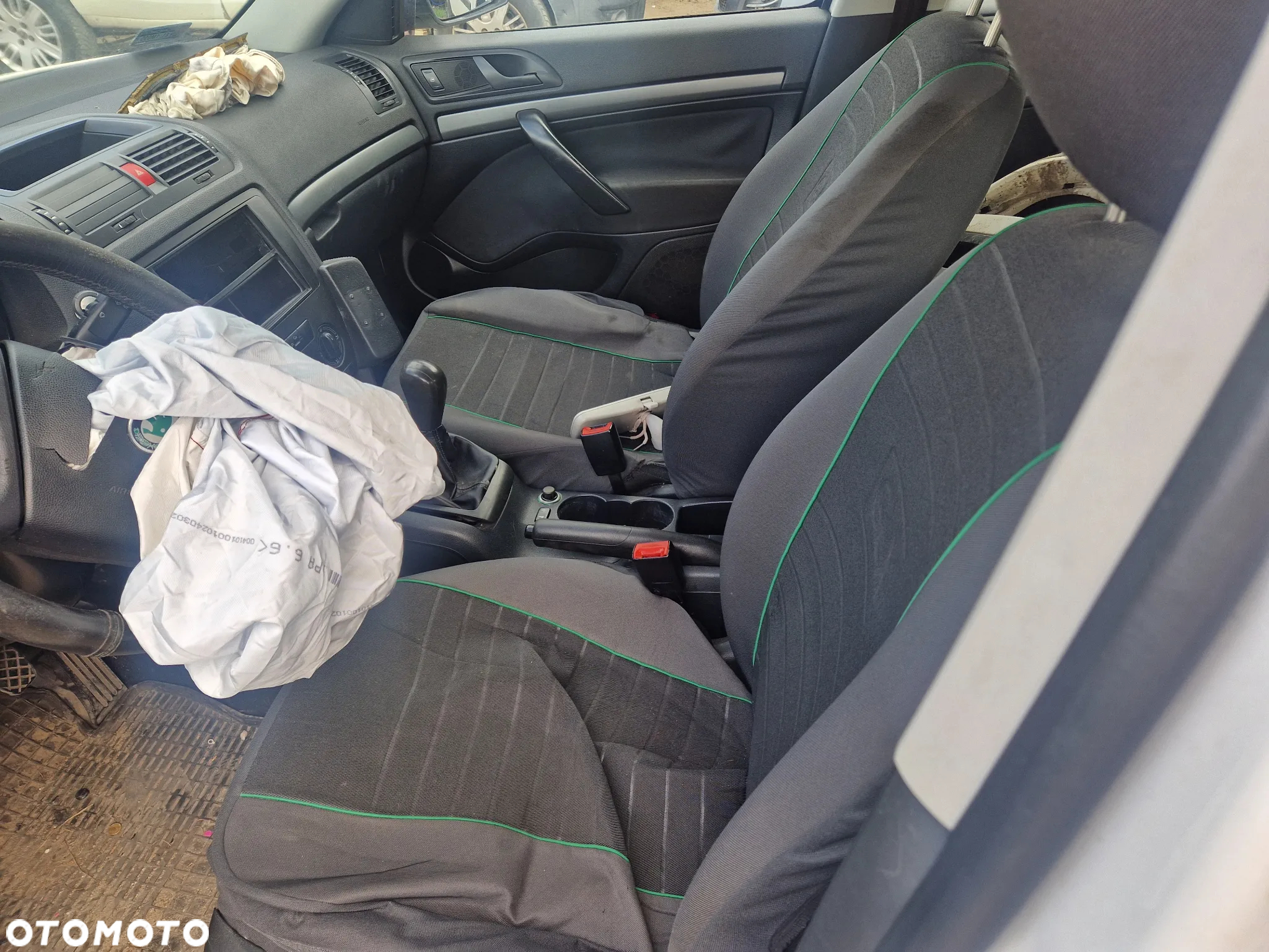 Skoda Octavia II fotel fotele kanapa deska kokpit podsufitka boczek boczki klamka podłokietnik licznik prędkościomierz - 3