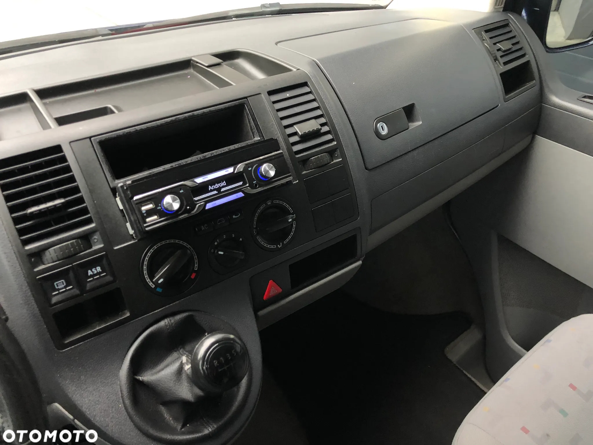 Volkswagen Caravelle - 11