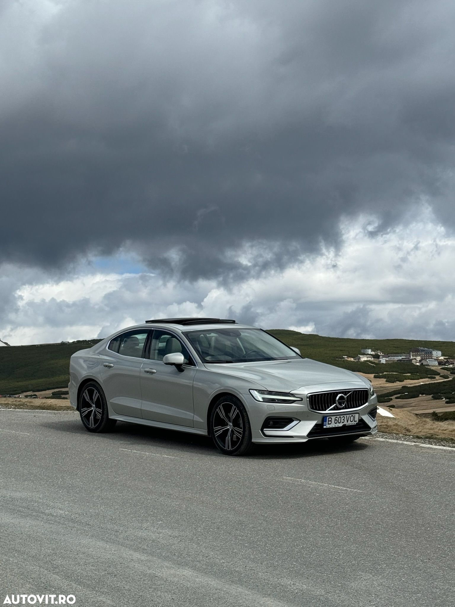 Volvo S60 B4 MHEV AT Plus Dark - 1
