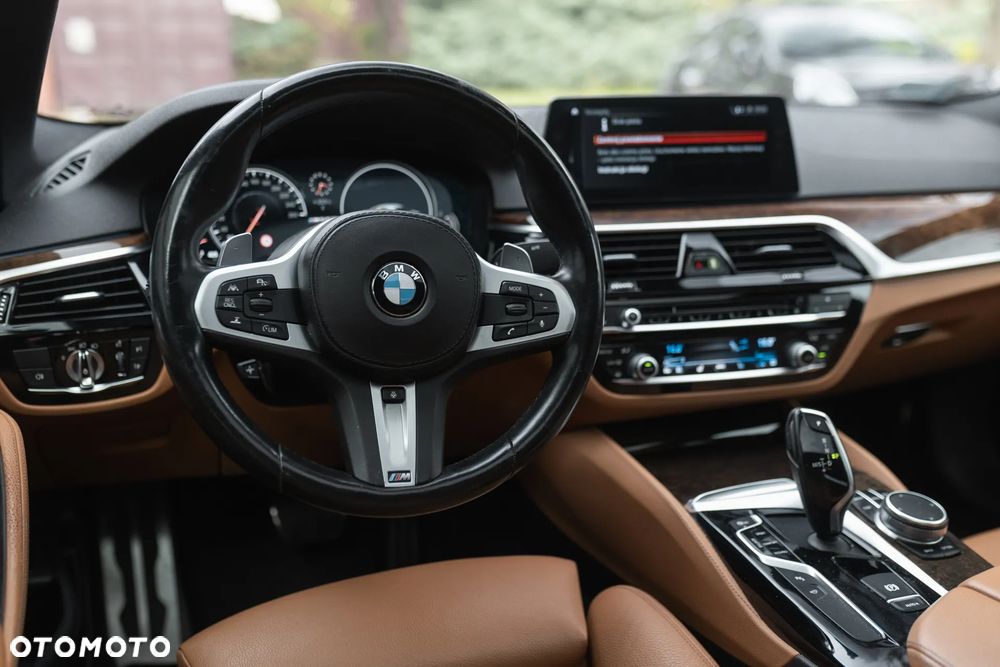 BMW Seria 5 M550i xDrive sport - 16