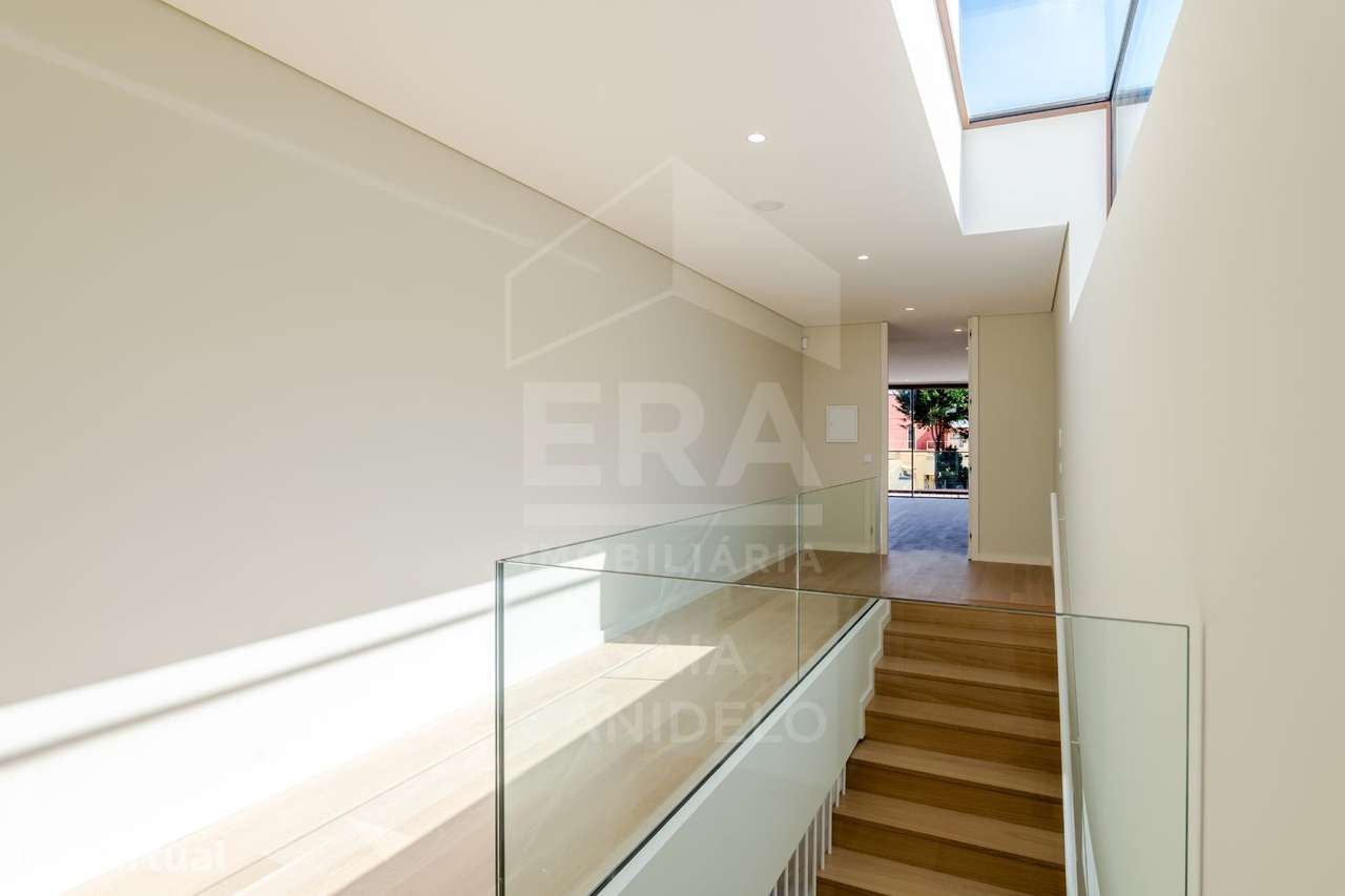 Moradia T4 de Luxo com 4 Frentes, Piscina e Jardim - Grande imagem: 2/44