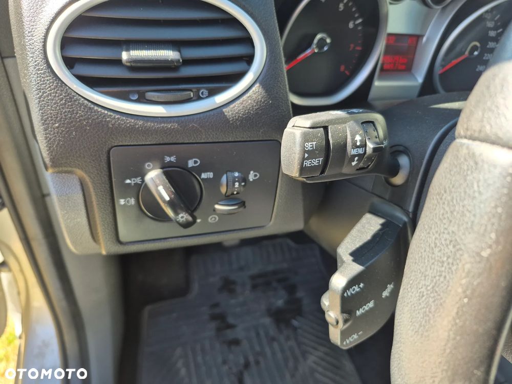 Ford Focus 1.6 16V Sport - 11