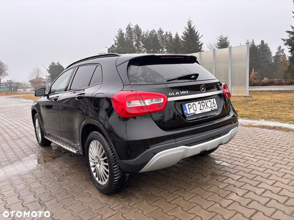 Mercedes-Benz GLA 180 7G-DCT - 12