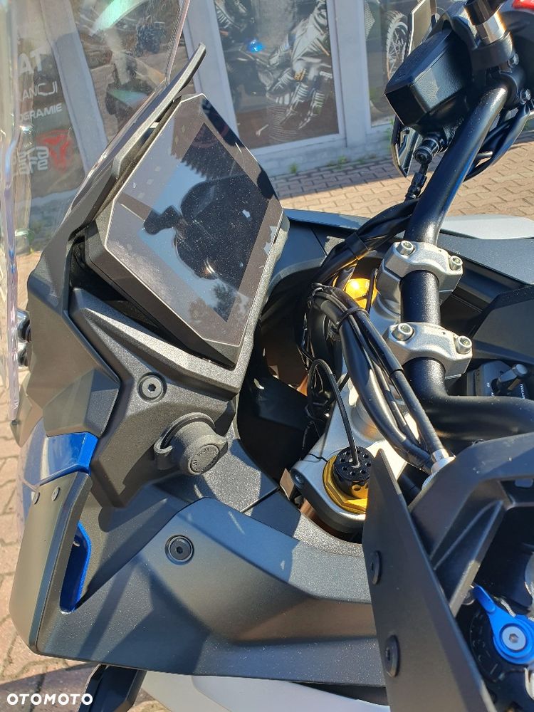 Suzuki GSX - 6