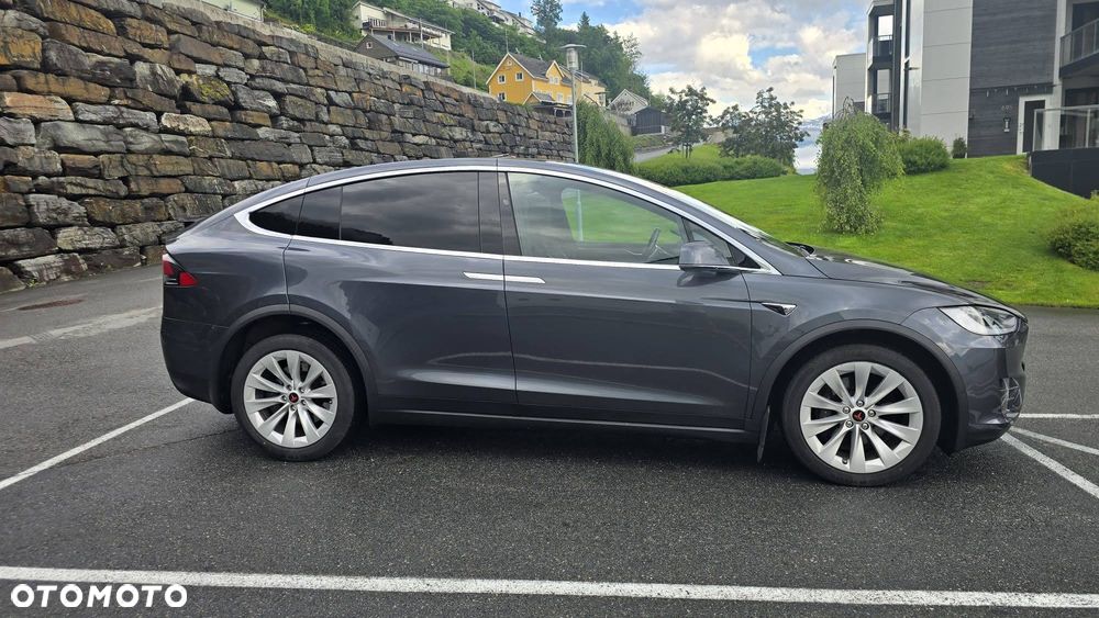 Tesla Model X - 4