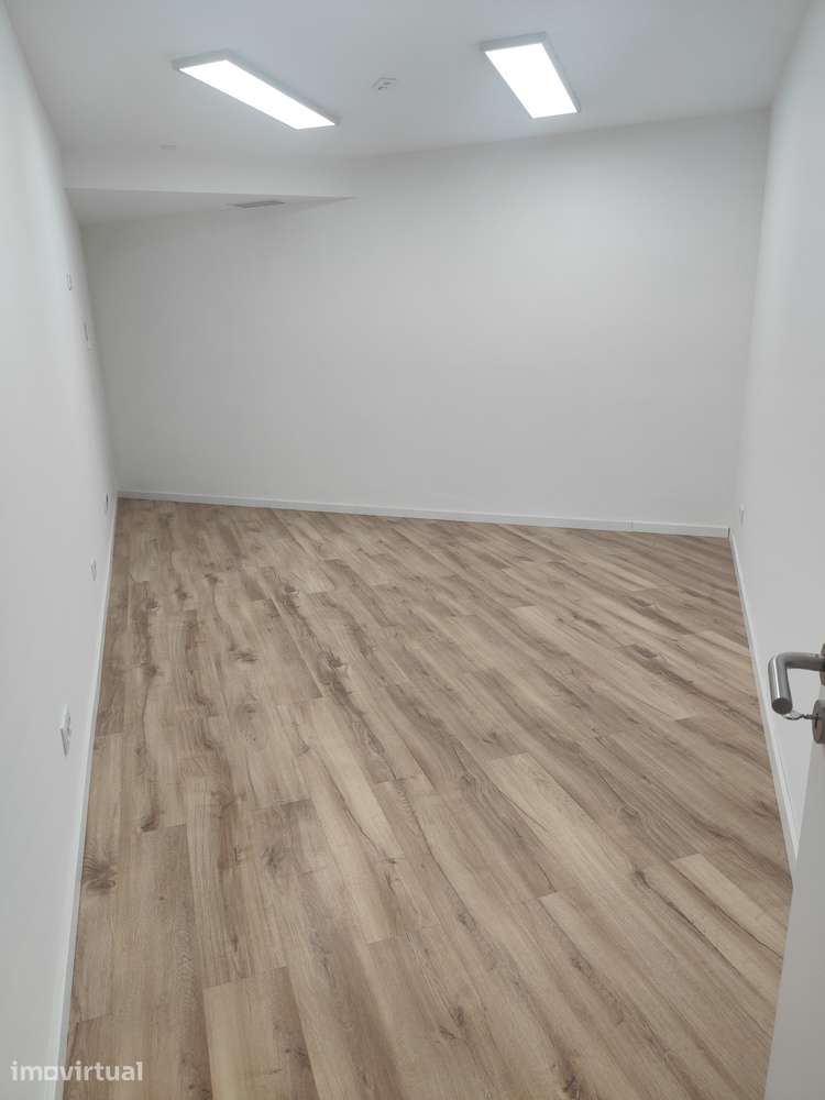 Espaço comercial à venda na Av. da República junto à Câmara de Gaia - Grande imagem: 5/17