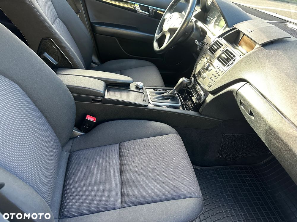 Mercedes-Benz Klasa C 180 BlueEFFICIENCY 7G-TRONIC Avantgarde - 25