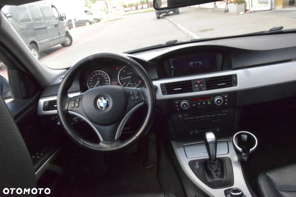 BMW Seria 3 320d xDrive DPF - 32