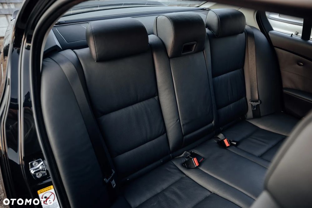 BMW Seria 5 545i - 36