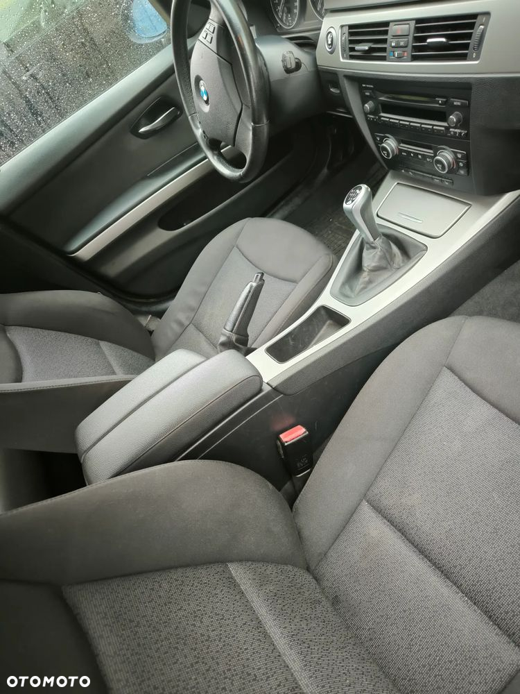 BMW Seria 3 318d DPF Touring - 16