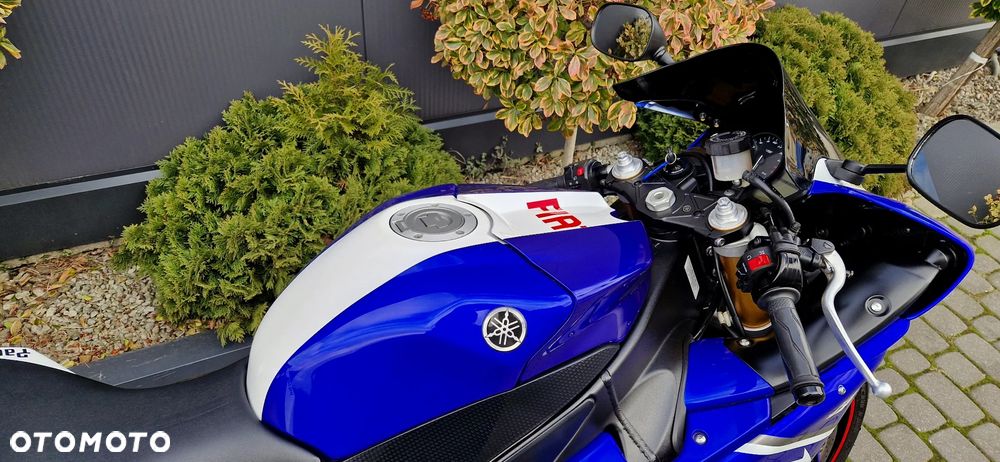 Yamaha R1 - 22