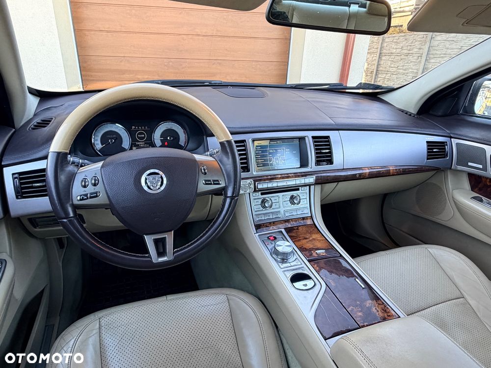 Jaguar XF 2.7 V6 Premium Luxury - 36