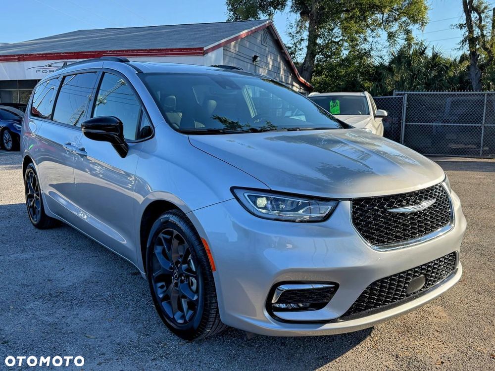 Chrysler Pacifica - 1