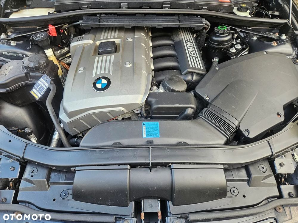 BMW Seria 3 325i Touring - 35