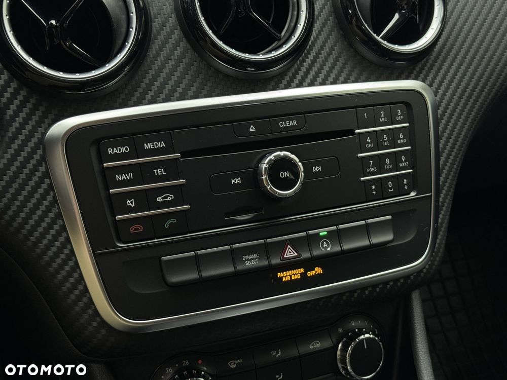 Mercedes-Benz GLA 180 7G-DCT - 28