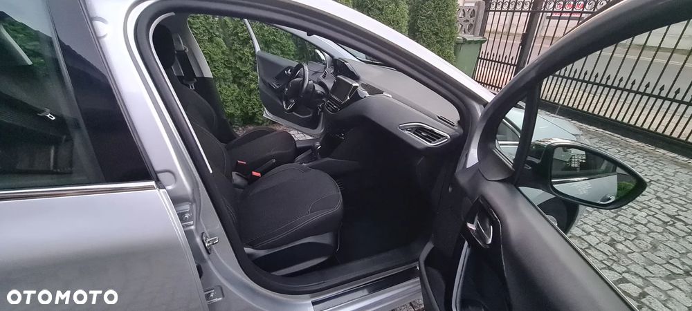 Peugeot 208 1.2 PureTech GPF Signature S&S EAT6 - 13
