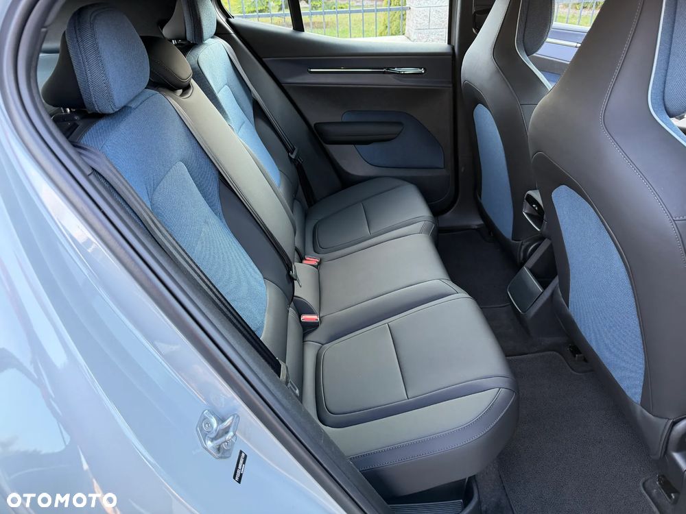 Volvo EX30 Single Motor Extended Range RWD Ultra - 25