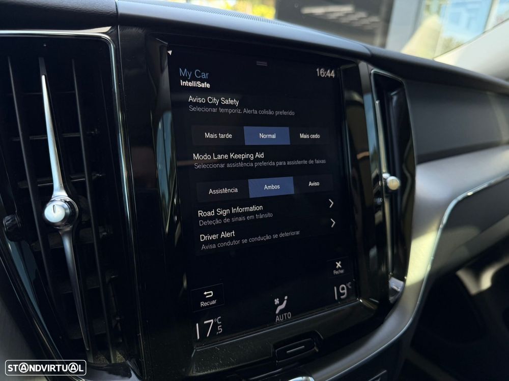 Volvo XC 60 2.0 T8 PHEV Momentum Plus AWD - 48