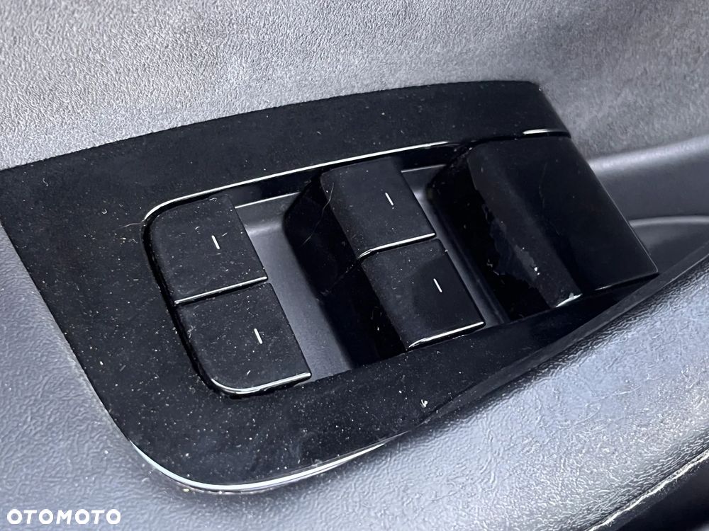 Tesla Model 3 Langstreckenbatterie Allradantrieb Dual Motor Performance - 32