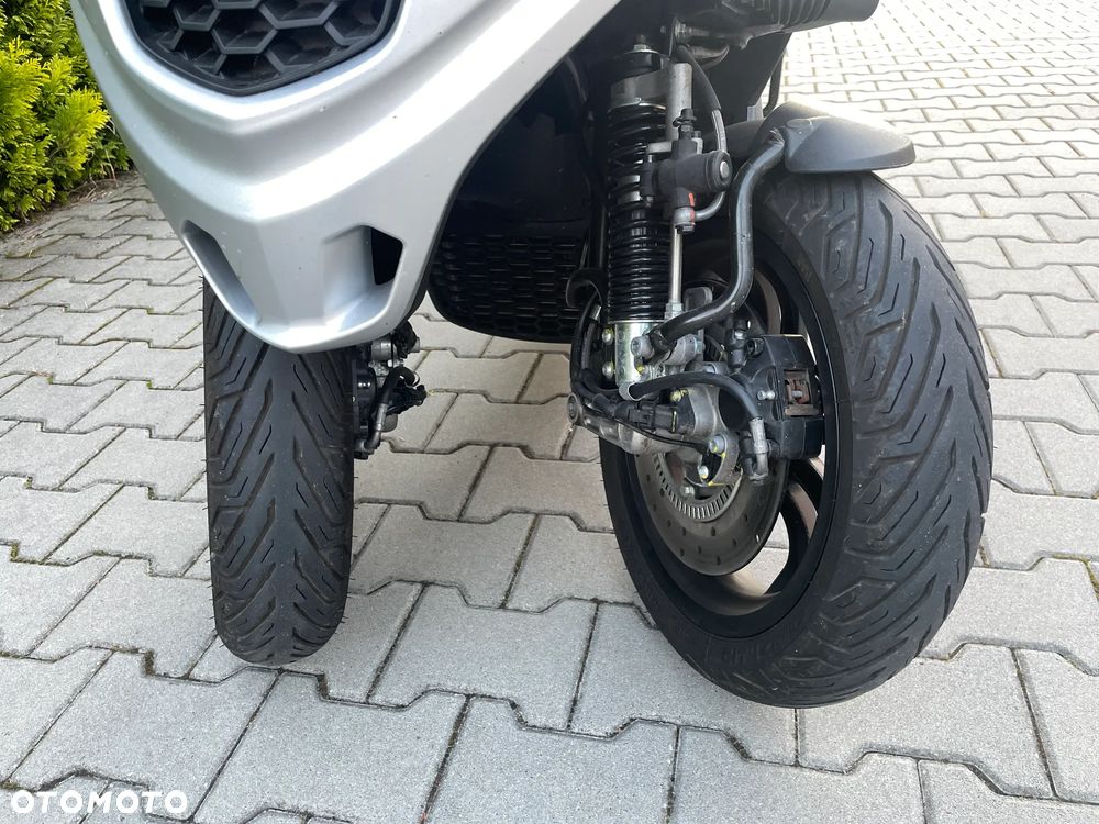 Piaggio MP-3 - 4